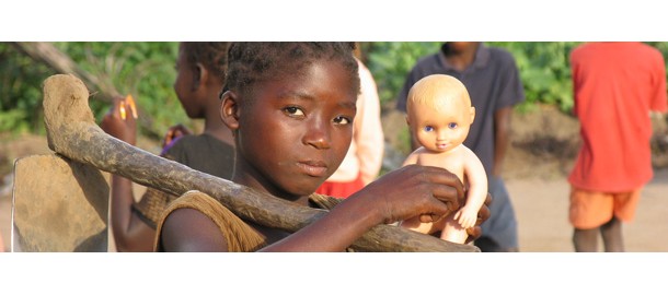 meisje met schoffel en pop, Quelimane