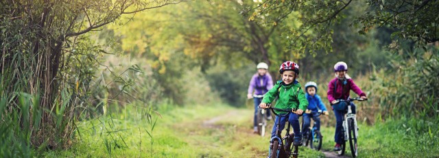 Kinderen op de fiets in bos.jpg