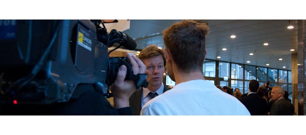 Joel Voordewind praat met de pers-610