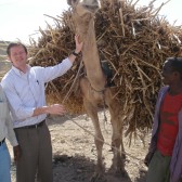 Joël Voordewind met kameel in Afrika