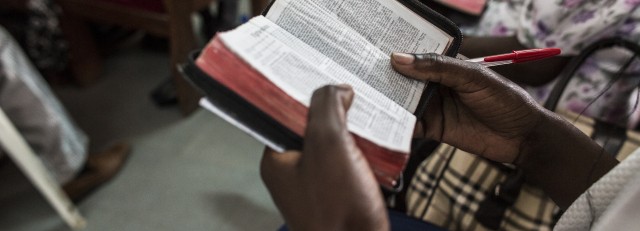 Bijbel in Kenia Kerk.jpg