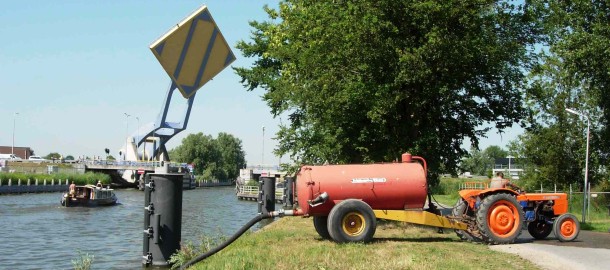 Water inhalen bij kanaal Leeuwarden