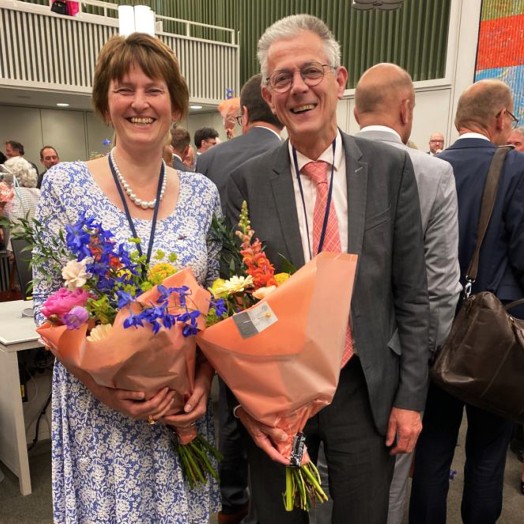 Simone Kennedy en Maarten Verkerk met bloemen