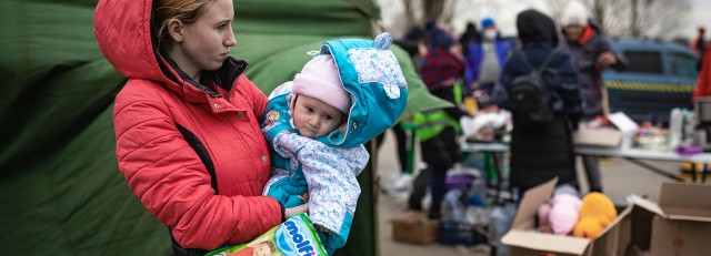 Gevluchte vrouw met baby op de arm in Oekraïne.jpg