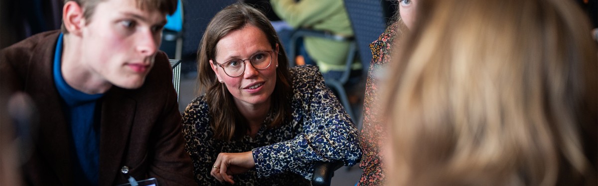 Mirjam BIkker in gesprek bij Buitengewoon congres.jpg