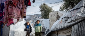 Kinderen tussen tenten op Moria Lesbos.jpg