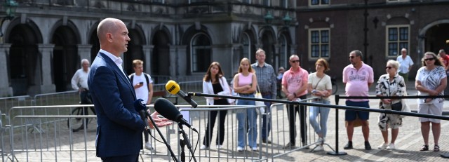 Gert-Jan Segers op Binnenhof voor de microfoon met mensen in de achtergrond_DSC_2856.JPG