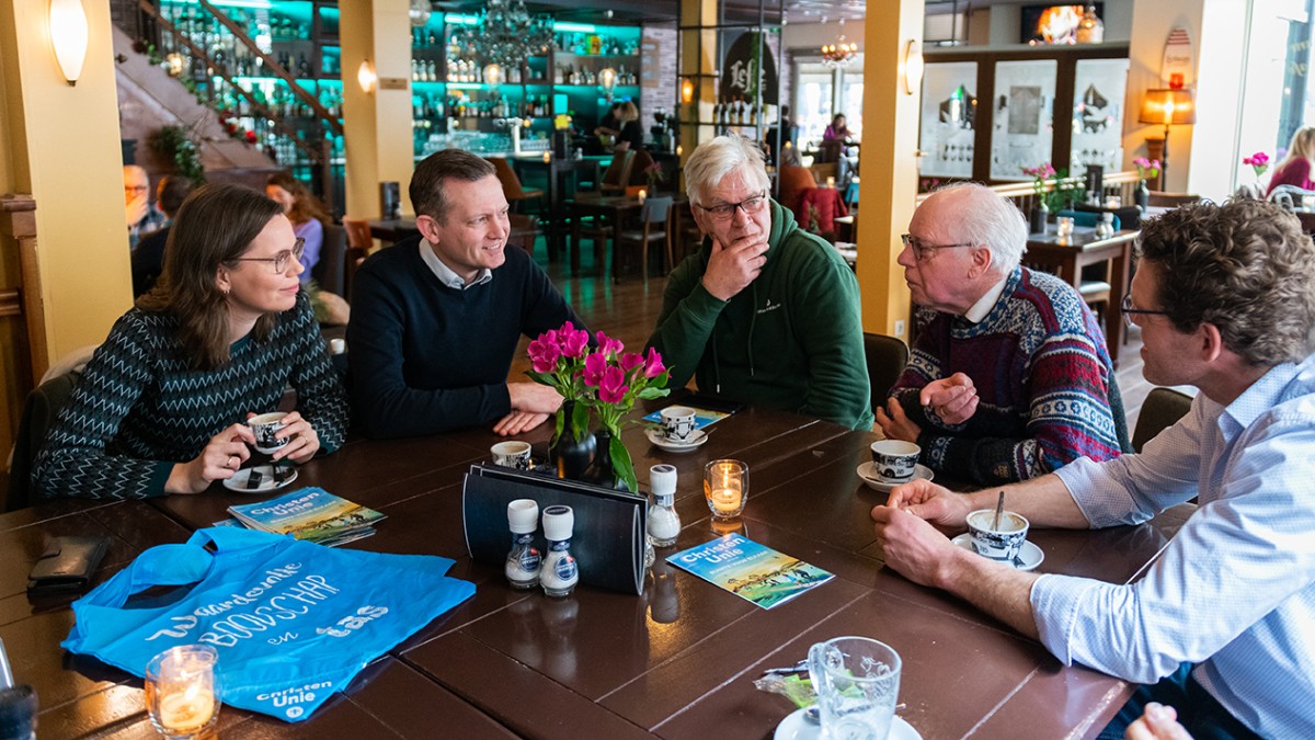 Mirjam Bikker om tafel met enkele boeren
