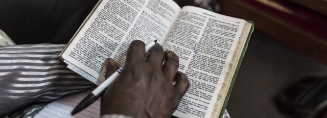 Bijbel in Kenia Kerk 2.jpg
