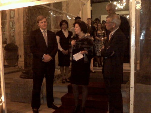 Tineke Huizinga met Prins Willem-Alexander op het Forum.