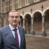 Roel Kuiper voor Eerste Kamer gebouw