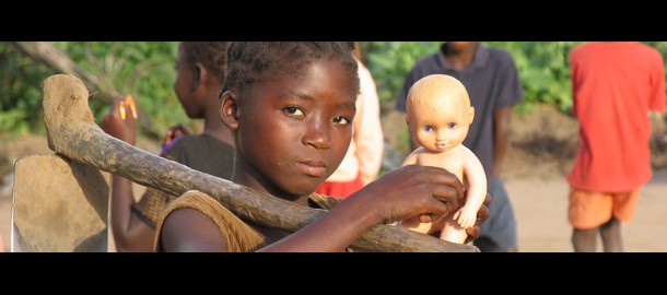 meisje met schoffel en pop, Quelimane