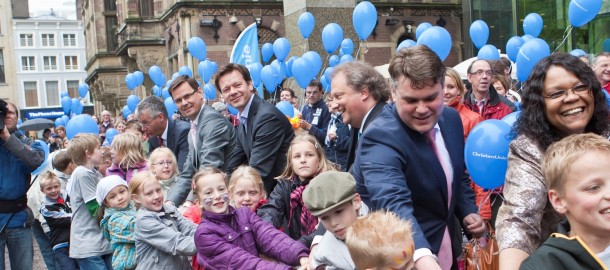 kandidaten en kinderen trekken bus op Vriendendag 2010