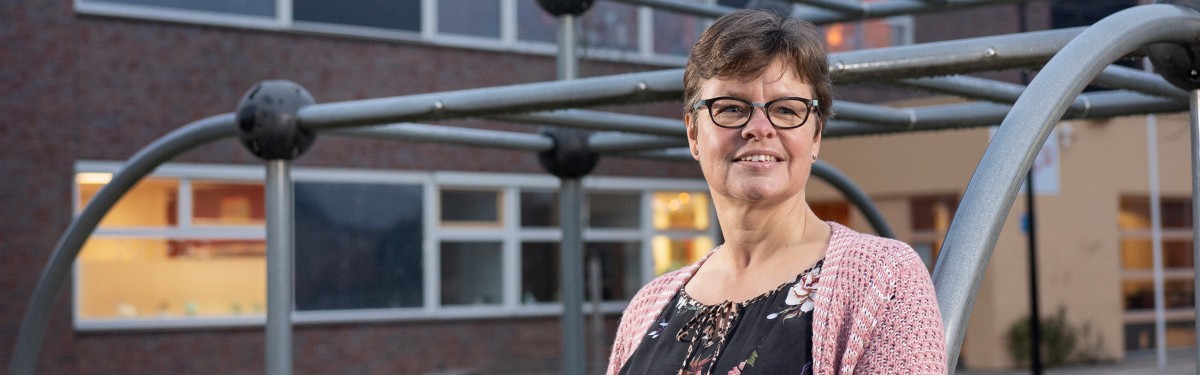 Heidi van der Kruyff op schoolplein - Foto Niek Stam.jpg