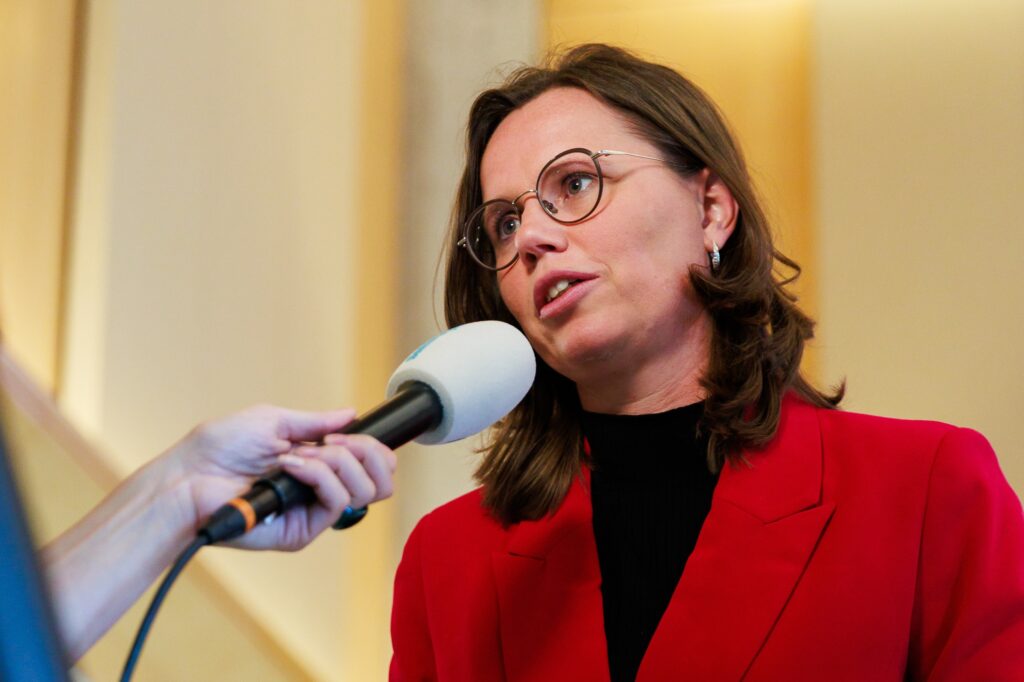 Mirjam Bikker bij microfoon